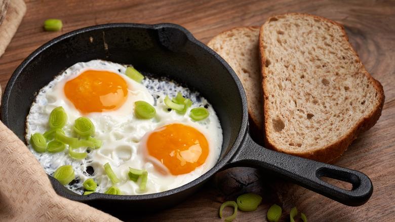 Litoželezna ponev / servirna / 16cm