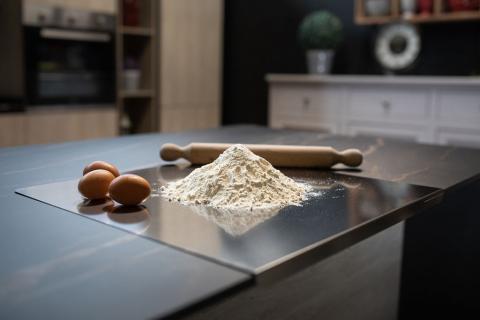 Plošča za pripravo testa za pizze / 47x49x2cm