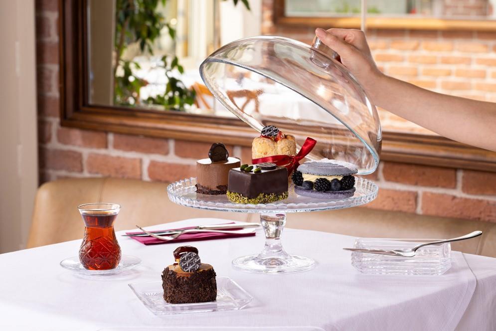 Patisserie Cake Stand with Cover Pasabahce